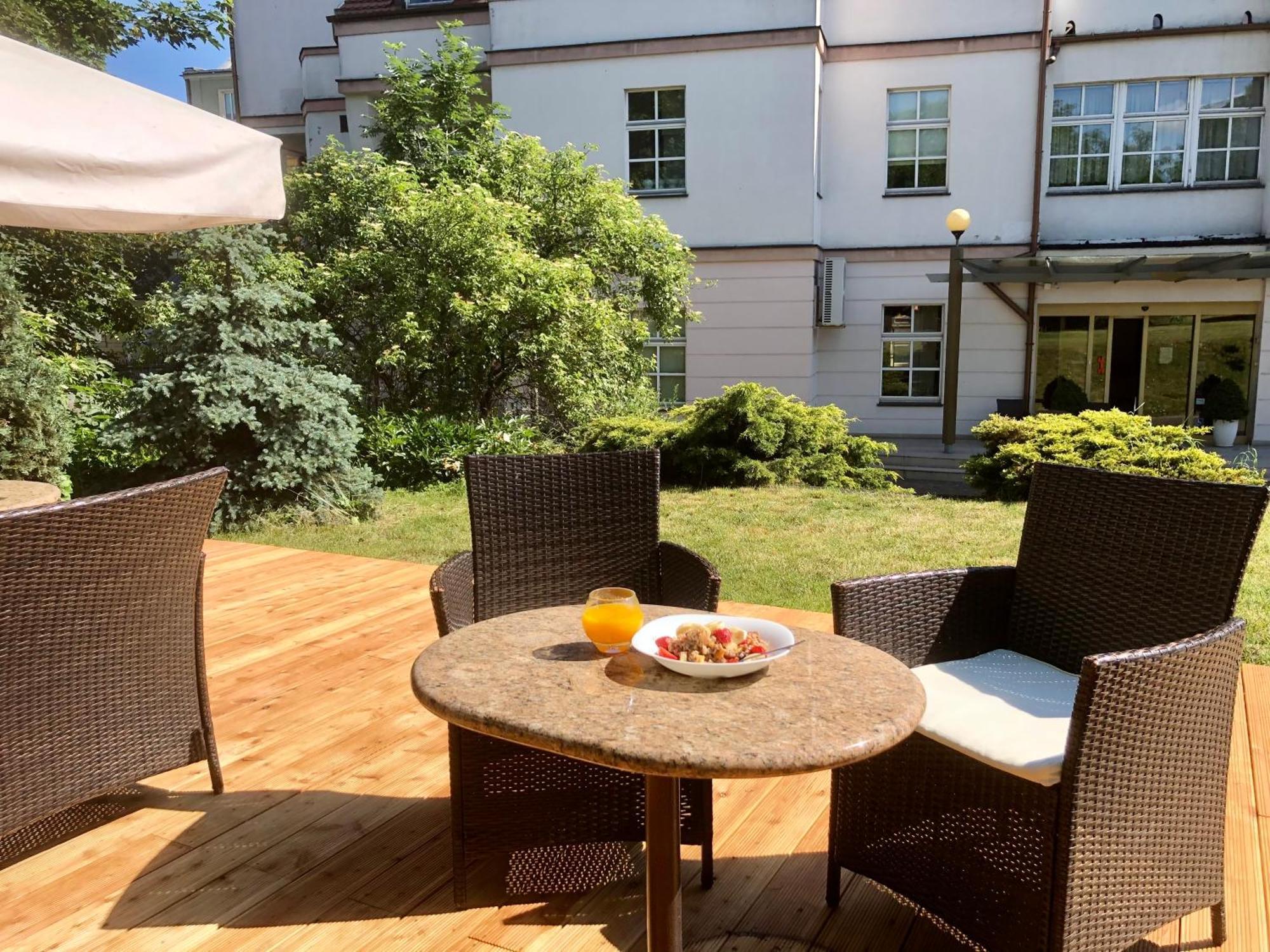 Hotel Calisia Kaliszki Buitenkant foto