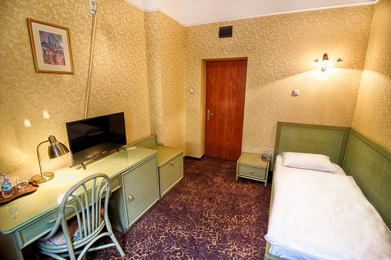 Hotel Calisia Kaliszki Buitenkant foto