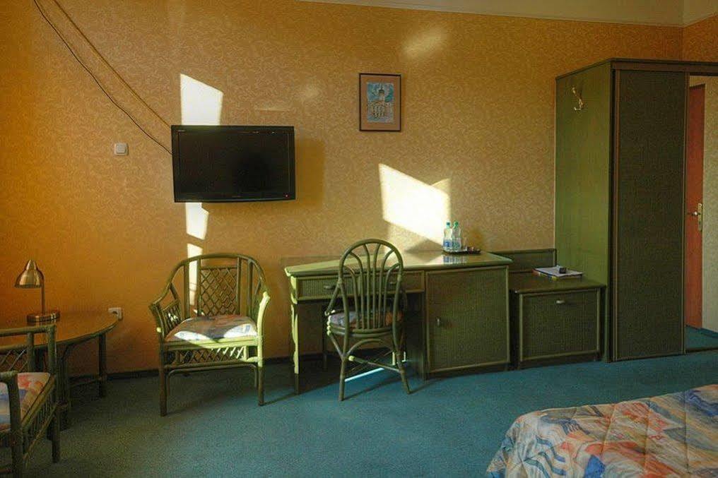 Hotel Calisia Kaliszki Buitenkant foto